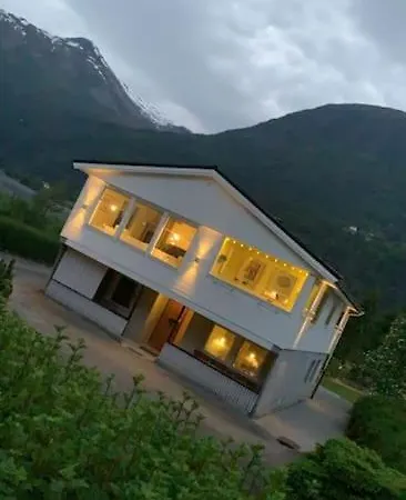 Landelig Hus Med Fin Badestrand Og Turomrade. Ferienhaus Stryn