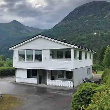Landelig Hus Med Fin Badestrand Og Turomrade. Vakantiehuis